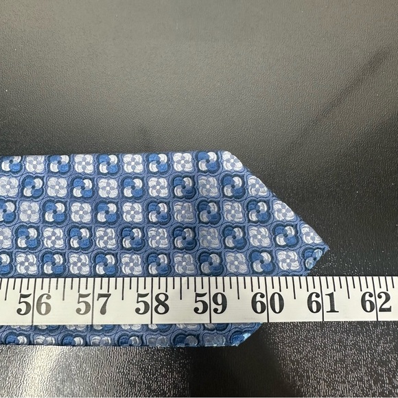 BOSS Hugo Boss Men's 100% Silk Designer Necktie Blue Geometric Squares Italy - Picture 5 of 5